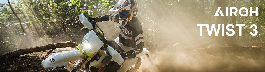 Airoh Helme - Mann auf Crossmotorrad auf Rennstrecke im Wald mit Airoh Twist 3 Helm