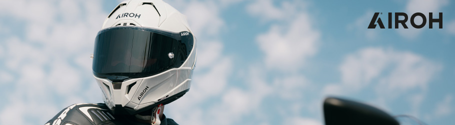 Airoh Helme - Mann auf Motorrad vor blauem Himmel mit Airoh GP 800 Helm