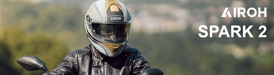 Airoh Helme - Mann auf Motorrad mit Airoh Spark 2 Helm