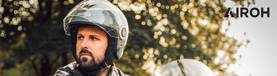 Airoh Helme - Mann auf Motorrad vor Bergen mit Airoh Commander Helm